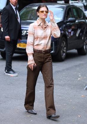 Celebs at the Calvin Klein Fashion Show Louisa Jacobson arrives at the Calvin Klein show during the fashion week in New York on September 12, 2025. Photo by Charles Guerin ABACAPRESS.COM New York NY  Copyright: xGuerinxCharles ABACAx