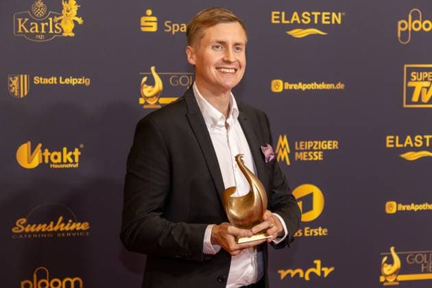 Preisverleihung Goldene Henne 2025 12.09.2025 Leipzig, Messe-Allee 1 (Leipziger Messe) Im Foto: Till Reiners erhält die Goldene Henne in der Kategorie Ehrenpreis Comedy Am Freitagabend findet die Verleihung der Goldenen Henne 2025, gemeinsam veranstaltet von SuperIllu und MDR-Fernsehen, wieder in Leipzig statt. Deutschlands größter Publikumspreis feiert in diesem Jahr 35 Jahre Deutsche Einheit und 30 Jahre GOLDENE HENNE. Dazu eingeladen sind zahlreiche regionale, nationale und internationale Stars. Die Preisverleihung findet in der Messe Leipzig statt. Leipzig Messe Leipzig Sachsen Deutschland Copyright: xEHLxMedia BjörnxStachx 20250912_goldene-henne-ehrenpreis_1