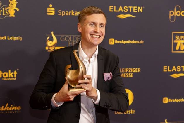 Preisverleihung Goldene Henne 2025 12.09.2025 Leipzig, Messe-Allee 1 (Leipziger Messe) Im Foto: Till Reiners erhält die Goldene Henne in der Kategorie Ehrenpreis Comedy Am Freitagabend findet die Verleihung der Goldenen Henne 2025, gemeinsam veranstaltet von SuperIllu und MDR-Fernsehen, wieder in Leipzig statt. Deutschlands größter Publikumspreis feiert in diesem Jahr 35 Jahre Deutsche Einheit und 30 Jahre GOLDENE HENNE. Dazu eingeladen sind zahlreiche regionale, nationale und internationale Stars. Die Preisverleihung findet in der Messe Leipzig statt. Leipzig Messe Leipzig Sachsen Deutschland Copyright: xEHLxMedia BjörnxStachx 20250912_goldene-henne-ehrenpreis_3