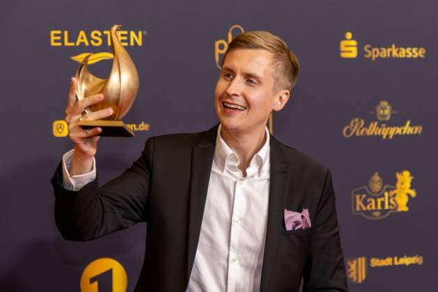 Preisverleihung Goldene Henne 2025 12.09.2025 Leipzig, Messe-Allee 1 (Leipziger Messe) Im Foto: Till Reiners erhält die Goldene Henne in der Kategorie Ehrenpreis Comedy Am Freitagabend findet die Verleihung der Goldenen Henne 2025, gemeinsam veranstaltet von SuperIllu und MDR-Fernsehen, wieder in Leipzig statt. Deutschlands größter Publikumspreis feiert in diesem Jahr 35 Jahre Deutsche Einheit und 30 Jahre GOLDENE HENNE. Dazu eingeladen sind zahlreiche regionale, nationale und internationale Stars. Die Preisverleihung findet in der Messe Leipzig statt. Leipzig Messe Leipzig Sachsen Deutschland Copyright: xEHLxMedia BjörnxStachx 20250912_goldene-henne-ehrenpreis_4