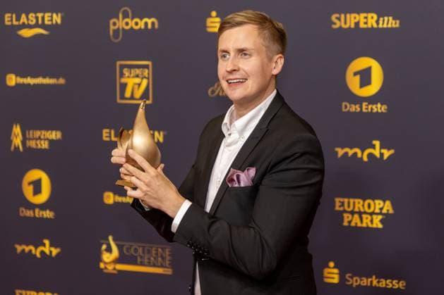 Preisverleihung Goldene Henne 2025 12.09.2025 Leipzig, Messe-Allee 1 (Leipziger Messe) Im Foto: Till Reiners erhält die Goldene Henne in der Kategorie Ehrenpreis Comedy Am Freitagabend findet die Verleihung der Goldenen Henne 2025, gemeinsam veranstaltet von SuperIllu und MDR-Fernsehen, wieder in Leipzig statt. Deutschlands größter Publikumspreis feiert in diesem Jahr 35 Jahre Deutsche Einheit und 30 Jahre GOLDENE HENNE. Dazu eingeladen sind zahlreiche regionale, nationale und internationale Stars. Die Preisverleihung findet in der Messe Leipzig statt. Leipzig Messe Leipzig Sachsen Deutschland Copyright: xEHLxMedia BjörnxStachx 20250912_goldene-henne-ehrenpreis_5