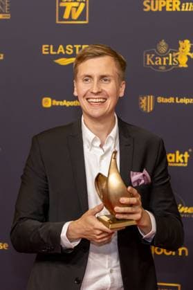 Preisverleihung Goldene Henne 2025 12.09.2025 Leipzig, Messe-Allee 1 (Leipziger Messe) Im Foto: Till Reiners erhält die Goldene Henne in der Kategorie Ehrenpreis Comedy Am Freitagabend findet die Verleihung der Goldenen Henne 2025, gemeinsam veranstaltet von SuperIllu und MDR-Fernsehen, wieder in Leipzig statt. Deutschlands größter Publikumspreis feiert in diesem Jahr 35 Jahre Deutsche Einheit und 30 Jahre GOLDENE HENNE. Dazu eingeladen sind zahlreiche regionale, nationale und internationale Stars. Die Preisverleihung findet in der Messe Leipzig statt. Leipzig Messe Leipzig Sachsen Deutschland Copyright: xEHLxMedia BjörnxStachx 20250912_goldene-henne-ehrenpreis_6