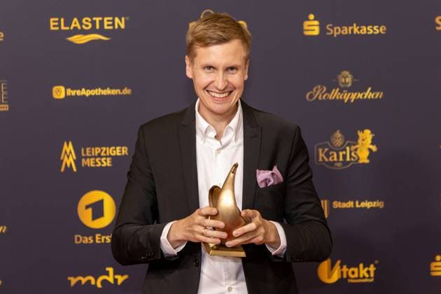 Preisverleihung Goldene Henne 2025 12.09.2025 Leipzig, Messe-Allee 1 (Leipziger Messe) Im Foto: Till Reiners erhält die Goldene Henne in der Kategorie Ehrenpreis Comedy Am Freitagabend findet die Verleihung der Goldenen Henne 2025, gemeinsam veranstaltet von SuperIllu und MDR-Fernsehen, wieder in Leipzig statt. Deutschlands größter Publikumspreis feiert in diesem Jahr 35 Jahre Deutsche Einheit und 30 Jahre GOLDENE HENNE. Dazu eingeladen sind zahlreiche regionale, nationale und internationale Stars. Die Preisverleihung findet in der Messe Leipzig statt. Leipzig Messe Leipzig Sachsen Deutschland Copyright: xEHLxMedia BjörnxStachx 20250912_goldene-henne-ehrenpreis_8