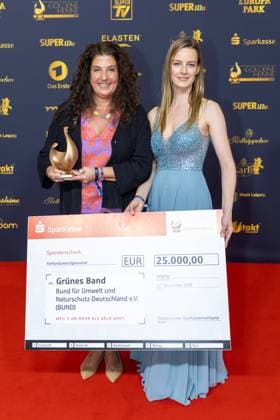 Preisverleihung Goldene Henne 2025 12.09.2025 Leipzig, Messe-Allee 1 (Leipziger Messe) Im Foto: Verein Grünes Band bekommen die Goldene Henne in der Kategorie 35 Jahre Deutsche Einheit Am Freitagabend findet die Verleihung der Goldenen Henne 2025, gemeinsam veranstaltet von SuperIllu und MDR-Fernsehen, wieder in Leipzig statt. Deutschlands größter Publikumspreis feiert in diesem Jahr 35 Jahre Deutsche Einheit und 30 Jahre GOLDENE HENNE. Dazu eingeladen sind zahlreiche regionale, nationale und internationale Stars. Die Preisverleihung findet in der Messe Leipzig statt. Leipzig Messe Leipzig Sachsen Deutschland Copyright: xEHLxMedia BjörnxStachx 20250912_goldene-henne-35jahreeinheit_2