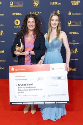 Preisverleihung Goldene Henne 2025 12.09.2025 Leipzig, Messe-Allee 1 (Leipziger Messe) Im Foto: Verein Grünes Band bekommen die Goldene Henne in der Kategorie 35 Jahre Deutsche Einheit Am Freitagabend findet die Verleihung der Goldenen Henne 2025, gemeinsam veranstaltet von SuperIllu und MDR-Fernsehen, wieder in Leipzig statt. Deutschlands größter Publikumspreis feiert in diesem Jahr 35 Jahre Deutsche Einheit und 30 Jahre GOLDENE HENNE. Dazu eingeladen sind zahlreiche regionale, nationale und internationale Stars. Die Preisverleihung findet in der Messe Leipzig statt. Leipzig Messe Leipzig Sachsen Deutschland Copyright: xEHLxMedia BjörnxStachx 20250912_goldene-henne-35jahreeinheit_3