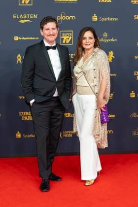 Preisverleihung Goldene Henne 2025 12.09.2025 Leipzig, Messe-Allee 1 (Leipziger Messe) Im Foto: Elisabeth Lanz, Schauspieler (rechts) mit Begleitung Am Freitagabend findet die Verleihung der Goldenen Henne 2025, gemeinsam veranstaltet von SuperIllu und MDR-Fernsehen, wieder in Leipzig statt. Deutschlands größter Publikumspreis feiert in diesem Jahr 35 Jahre Deutsche Einheit und 30 Jahre GOLDENE HENNE. Dazu eingeladen sind zahlreiche regionale, nationale und internationale Stars. Die Preisverleihung findet in der Messe Leipzig statt. Leipzig Messe Leipzig Sachsen Deutschland Copyright: xEHLxMedia BjörnxStachx 20250912_goldene-henne-teppich-2_8