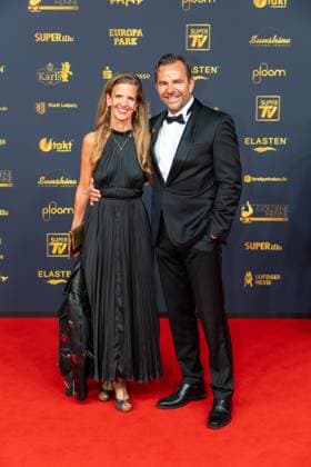 Preisverleihung Goldene Henne 2025 12.09.2025 Leipzig, Messe-Allee 1 (Leipziger Messe) Im Foto: Robert Dahl, Geschäftsführer Karls Erlebnis-Dorf mit Ehefrau Stephanie Dahl Am Freitagabend findet die Verleihung der Goldenen Henne 2025, gemeinsam veranstaltet von SuperIllu und MDR-Fernsehen, wieder in Leipzig statt. Deutschlands größter Publikumspreis feiert in diesem Jahr 35 Jahre Deutsche Einheit und 30 Jahre GOLDENE HENNE. Dazu eingeladen sind zahlreiche regionale, nationale und internationale Stars. Die Preisverleihung findet in der Messe Leipzig statt. Leipzig Messe Leipzig Sachsen Deutschland Copyright: xEHLxMedia BjörnxStachx 20250912_goldene-henne-teppich-2_13