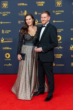 Preisverleihung Goldene Henne 2025 12.09.2025 Leipzig, Messe-Allee 1 (Leipziger Messe) Im Foto: Michael Kretschmer, Ministerpräsident von Sachsen und Ehefrau Annett Hofmann Am Freitagabend findet die Verleihung der Goldenen Henne 2025, gemeinsam veranstaltet von SuperIllu und MDR-Fernsehen, wieder in Leipzig statt. Deutschlands größter Publikumspreis feiert in diesem Jahr 35 Jahre Deutsche Einheit und 30 Jahre GOLDENE HENNE. Dazu eingeladen sind zahlreiche regionale, nationale und internationale Stars. Die Preisverleihung findet in der Messe Leipzig statt. Leipzig Messe Leipzig Sachsen Deutschland Copyright: xEHLxMedia BjörnxStachx 20250912_goldene-henne-teppich-2_46