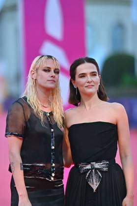 Deauville Nouvelle Vague Screening FC Zoey Deutch and Kristen Stewart attending the Nouvelle Vague screening as part of the 51th Deauville American Film Festival on September 12, 2025 in Deauville, France. Photo by Franck Castel ABACAPRESS.COM Deauville France  Copyright: xCastelxFranck ABACAx