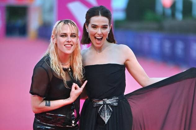 Deauville Nouvelle Vague Screening FC Zoey Deutch and Kristen Stewart attending the Nouvelle Vague screening as part of the 51th Deauville American Film Festival on September 12, 2025 in Deauville, France. Photo by Franck Castel ABACAPRESS.COM Deauville France  Copyright: xCastelxFranck ABACAx