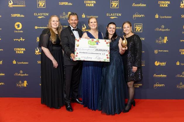 Preisverleihung Goldene Henne 2025 12.09.2025 Leipzig, Messe-Allee 1 (Leipziger Messe) Im Foto: der Verein Kinderklinikkonzerte erhält die Goldene Henne in der Kategorie Charity von Karls Erlebnis-Dorf mit Geschäftsführer Robert Dahl (zweiter von links) Am Freitagabend findet die Verleihung der Goldenen Henne 2025, gemeinsam veranstaltet von SuperIllu und MDR-Fernsehen, wieder in Leipzig statt. Deutschlands größter Publikumspreis feiert in diesem Jahr 35 Jahre Deutsche Einheit und 30 Jahre GOLDENE HENNE. Dazu eingeladen sind zahlreiche regionale, nationale und internationale Stars. Die Preisverleihung findet in der Messe Leipzig statt. Leipzig Messe Leipzig Sachsen Deutschland Copyright: xEHLxMedia BjörnxStachx 20250912_goldene-henne-kinderklinikkonzerte_1