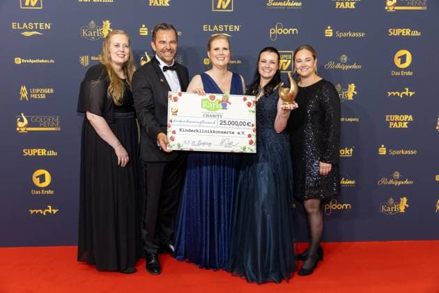 Preisverleihung Goldene Henne 2025 12.09.2025 Leipzig, Messe-Allee 1 (Leipziger Messe) Im Foto: der Verein Kinderklinikkonzerte erhält die Goldene Henne in der Kategorie Charity von Karls Erlebnis-Dorf mit Geschäftsführer Robert Dahl (zweiter von links) Am Freitagabend findet die Verleihung der Goldenen Henne 2025, gemeinsam veranstaltet von SuperIllu und MDR-Fernsehen, wieder in Leipzig statt. Deutschlands größter Publikumspreis feiert in diesem Jahr 35 Jahre Deutsche Einheit und 30 Jahre GOLDENE HENNE. Dazu eingeladen sind zahlreiche regionale, nationale und internationale Stars. Die Preisverleihung findet in der Messe Leipzig statt. Leipzig Messe Leipzig Sachsen Deutschland Copyright: xEHLxMedia BjörnxStachx 20250912_goldene-henne-kinderklinikkonzerte_2