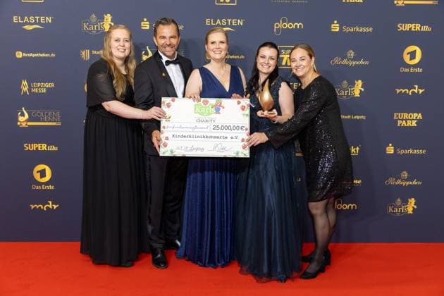 Preisverleihung Goldene Henne 2025 12.09.2025 Leipzig, Messe-Allee 1 (Leipziger Messe) Im Foto: der Verein Kinderklinikkonzerte erhält die Goldene Henne in der Kategorie Charity von Karls Erlebnis-Dorf mit Geschäftsführer Robert Dahl (zweiter von links) Am Freitagabend findet die Verleihung der Goldenen Henne 2025, gemeinsam veranstaltet von SuperIllu und MDR-Fernsehen, wieder in Leipzig statt. Deutschlands größter Publikumspreis feiert in diesem Jahr 35 Jahre Deutsche Einheit und 30 Jahre GOLDENE HENNE. Dazu eingeladen sind zahlreiche regionale, nationale und internationale Stars. Die Preisverleihung findet in der Messe Leipzig statt. Leipzig Messe Leipzig Sachsen Deutschland Copyright: xEHLxMedia BjörnxStachx 20250912_goldene-henne-kinderklinikkonzerte_4
