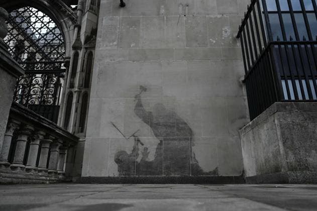 Banksy artwork on Royal Courts of Justice wall removed in London LONDON, UNITED KINGDOM – SEPTEMBER 12: A view of Banksy mural depicting a judge attacking a protester with a gavel on the wall of the Royal Courts of Justice before it was removed due to the building’s historic status, in London, United Kingdom on September 12, 2025. Rasid Necati Aslim Anadolu London United Kingdom. Editorial use only. Please get in touch for any other usage.  Copyright: x2025xAnadoluxRasidxNecatixAslimx