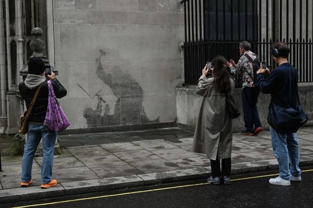 Bilder des Jahres 2025, News September 09 Banksy artwork on Royal Courts of Justice wall removed in London LONDON, UNITED KINGDOM – SEPTEMBER 12: People photograph Banksy mural depicting a judge attacking a protester with a gavel on the wall of the Royal Courts of Justice before it was removed due to the building’s historic status, in London, United Kingdom on September 12, 2025. Rasid Necati Aslim Anadolu London United Kingdom. Editorial use only. Please get in touch for any other usage.  Copyright: x2025xAnadoluxRasidxNecatixAslimx