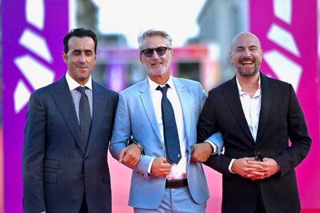 Deauville Nouvelle Vague Screening FC Jonathan Cohen, Antoine de Caunes and Kyan Khojandi attending the Nouvelle Vague screening as part of the 51th Deauville American Film Festival on September 12, 2025 in Deauville, France. Photo by Franck Castel ABACAPRESS.COM Deauville France  Copyright: xCastelxFranck ABACAx