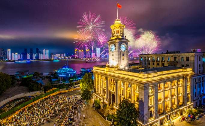 Bilder des Jahres 2025, News September 09 WUHAN, CHINA - SEPTEMBER 12: Fireworks light up the night sky during the opening ceremony of the 2025 Yangtze River cultural and arts season on September 12, 2025 in Wuhan, Hubei Province of China. The event will run from Sept. 12 to Oct. 30, featuring a range of activities including art exhibitions, film week, and music week.  Copyright: xVCGx 111590493667