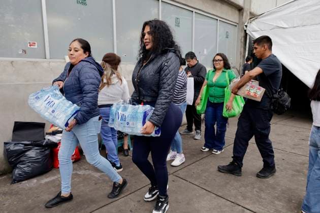 Organized Citizens Offer Support Outside Hospitals To Families Of Those Injured After A Gas Pipeline Explosion On The Concordia Bridge In Iztapalapa, Mexico City. The Death Toll Rises To 10. Genesis Morales, a plastic surgery influencer, offers water and food outside the Magdalena de la Salinas Hospital in Mexico City, Mexico, to relatives of those injured after a gas pipeline explosion on the Concordia Bridge in Iztapalapa, Mexico City, on September 12, 2025. Mexico City Mexico City Mexico  Copyright: xGerardoxVieyrax originalFilename: vieyra-notitle250912_npqiv.jpg