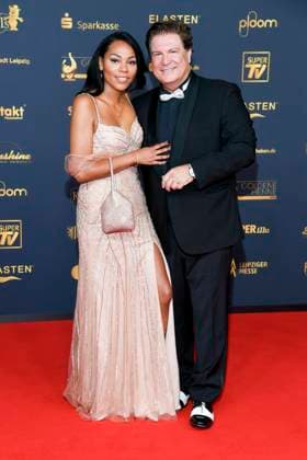 abb Salomea Noemi und Francis Fulton-Smith zu Gast auf dem roten Teppich bei der Verleihung der Goldenen Henne 2025 in der Messe Leipzig am 12.09.2025
