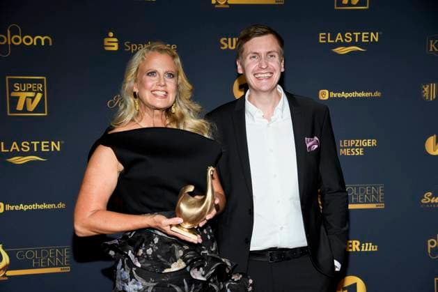 abb Barbara Schoeneberger und Till Reiners mit Henne Preistraeger Gewinner zu Gast auf dem roten Teppich bei der Verleihung der Goldenen Henne 2025 in der Messe Leipzig am 12.09.2025