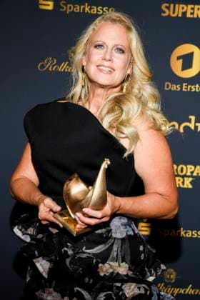 abb Barbara Schoeneberger mit Henne Preistraeger Gewinner zu Gast auf dem roten Teppich bei der Verleihung der Goldenen Henne 2025 in der Messe Leipzig am 12.09.2025