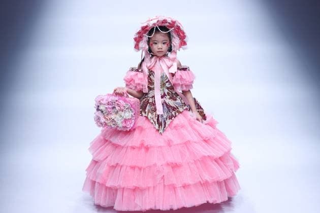 Entertainment Bilder des Tages BEIJING, CHINA - SEPTEMBER 13: A model walks the runway at the LuckySeven collection by designer Helen Su on day 9 of China Fashion Week AW25 Collection at 798Â·751 PARK on September 13, 2025 in Beijing, China.  Copyright: xChinaxNewsxServicex 111590611471