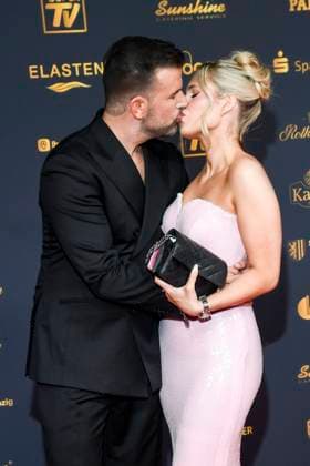abb Jay Khan und Jessie Noe Scheuermann zu Gast auf dem roten Teppich bei der Verleihung der Goldenen Henne 2025 in der Messe Leipzig am 12.09.2025 *** abb Jay Khan and Jessie Noe Scheuermann as guests on the red carpet at the Golden Hen 2025 awards ceremony at Messe Leipzig on 12 09 2025