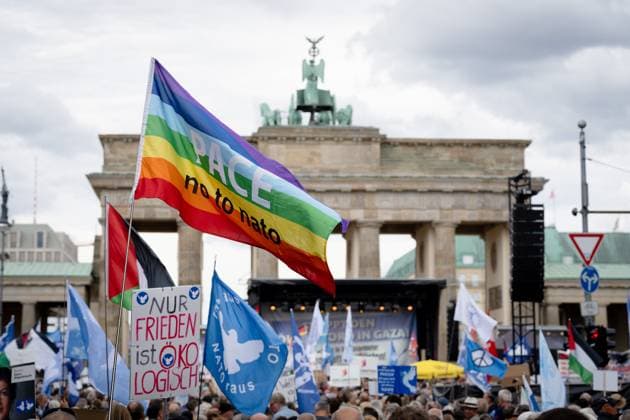 Bilder des Jahres 2025, News September 09 News Bilder des Tages Berlin, Brandenburger Tor, Kundgebung, Frieden Berlin, Brandenburger Tor, Kundgebung, Frieden Berlin Berlin GER *** Berlin, Brandenburg Gate, rally, Peace Berlin, Brandenburg Gate, rally, Peace Berlin Berlin GER