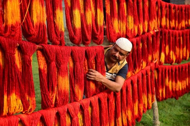 Bilder des Jahres 2025, News September 09 September 13, 2025, Prayagraj, Uttar Pradesh, India: Prayagraj: Muslim artisan weight Kalawa, a traditional sacred orange-yellow thread used in Hindu rituals to sell in market, in Lalgopalgunj village, some 45 kilometers from Prayagraj on Saturday, September 13, 2025. Muslim artisans continue a generations-old tradition of crafting Kalava, sacred threads used in Hindu rituals,these craftsmen work diligently to meet orders for Kalava and chunaris, which are sold across India. The artisans emphasis the importance of maintaining their ancestral business for the upcoming Navratri Festival. Prayagraj India - ZUMAv115 20250913_zap_v115_022 Copyright: xPrabhatxKumarxVermax