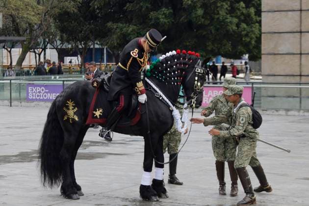 Claudia Sheinbaum, President Of Mexico, Commemorates The 178th Anniversary Of The Heroic Deeds Of The Boy Heroes Members of the military academy on horseback accompany Claudia Sheinbaum, President of Mexico, inside Chapultepec Forest in Mexico City, Mexico, on September 13, 2025, to commemorate the 178th Anniversary of the Heroic Deeds of the Boy Heroes. Mexico City Mexico City Mexico  Copyright: xGerardoxVieyrax originalFilename: vieyra-notitle250913_npcDk.jpg