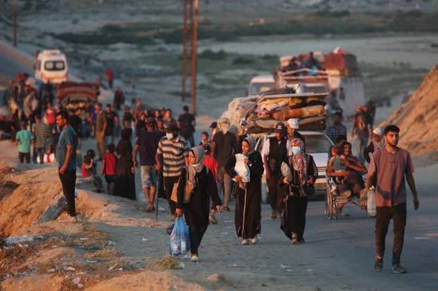 People continue to flee northern Gaza due to Israeli attacks GAZA STRIP - SEPTEMBER 13: Palestinians move toward Gaza City center via Al-Rashid Street with limited belongings in vehicles, horse-drawn carts, and on foot, forced to flee due to Israel s intense attacks on northern Gaza, in the Gaza Strip, on September 13, 2025. Hassan Jedi Anadolu Gaza Gaza. Editorial use only. Please get in touch for any other usage.  Copyright: x2025xAnadoluxHassanxJedix