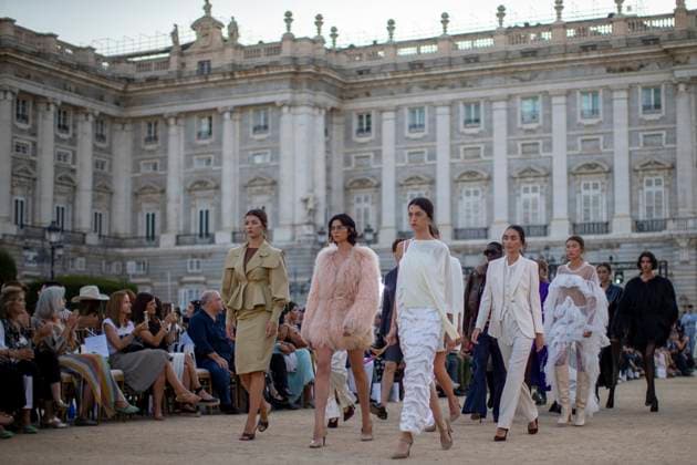 Bilder des Jahres 2025, Entertainment 09 September Madrid Fashion Week 2025 - 13 Sep 2025 Models walk the runway with the Royal Palace in the background, during the inaugural Madrid es Moda 2025 show at the Plaza de Oriente Gardens in central Madrid. This is the tenth edition of Madrid es Moda and features a presentation by more than 10 local designers who will showcase flamenco fashion, accompanied by more than 30 models. Madrid Spain Copyright: xLuisxSotox xSOPAxImagesx LSOTOMEM02