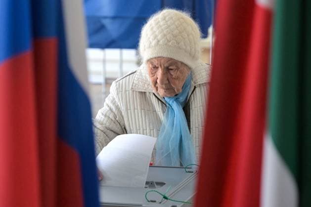 Bilder des Jahres 2025, News September 09 News Bilder des Tages Russia Elections 9004374 14.09.2025 A woman casts her vote during the Tatarstan head election at polling station located at the Kazan National Research Technical University named after Andrei Tupolev in Kazan, Republic of Tatarstan, Russia. Elections at various levels, dubbed the single voting day, are taking place in 81 regions throughout the country from September 12 to 14. Maksim Bogodvid Sputnik Kazan Republic of Tatarstan Russia  Copyright: xMaksimxBogodvidx