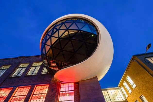 Niemey Sphere in den Kirov Werken Die Oscar Niemeyer Sphere wurde Ende Juni 2020 als Werkskantine auf dem Gelände der Leipziger Kirow Werke fertig gestellt und am 03.07.2020 eingeweiht. Die Sphere wurde von Oscar Niemeyer im Jahr 2011 konzipiert. Leipzig Sachsen Deutschland *** Niemey Sphere at the Kirov plants The Oscar Niemeyer Sphere was completed at the end of June 2020 as a factory canteen on the site of the Kirov plants in Leipzig and inaugurated on 03 07 2020 The Sphere was designed by Oscar Niemeyer in 2011 Leipzig Saxony Germany