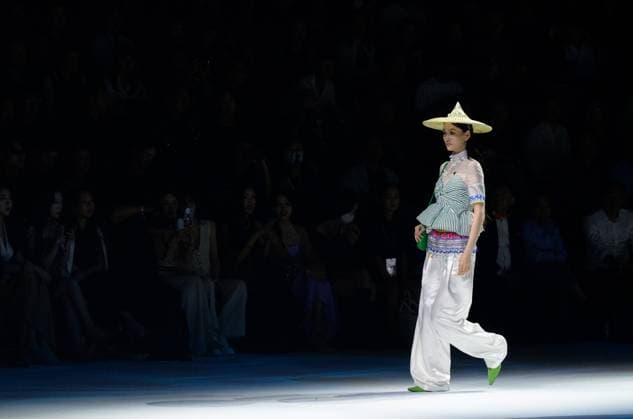(250914) -- BEIJING, Sept. 14, 2025 -- A model presents a creation at the closing show of the 2025 China Fashion Week (Autumn) in Beijing, capital of China, Sept. 14, 2025. ) CHINA-BEIJING-FASHION WEEK-CONCLUSION (CN) HuxJingwen 
