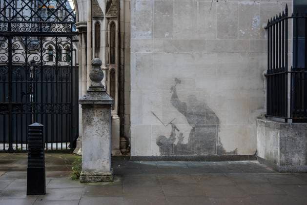 September 13, 2025, London, United Kingdom: Banksy s stencilled graffiti is still on the wall of The Royal Courts of Justice in London. Few days after the newest Banksy s mural appeared on the wall of The Royal Courts of Justice in London it was partly washed off. Since that, tourists and locals visit the place to take some photos of it. London United Kingdom - ZUMAs197 20250913_aab_s197_039 Copyright: xKrisztianxElekx