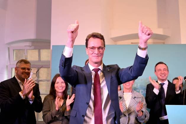 News Bilder des Tages Kommunalwahl NRW - Pressestatement CDU am 14.09.2025 im Gemeindesaal St. Lambertus in Düsseldorf Ministerpräsident Hendrik Wüst ( CDU ) hebt die Arme nach seinem Statement und lässt sich feiern *** Local elections NRW Press statement CDU on 14 09 2025 in the St Lambertus community hall in Düsseldorf Minister President Hendrik Wüst CDU raises his arms after his statement and lets himself be celebrated xJFx
