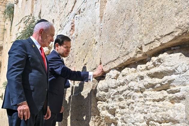 Bilder des Jahres 2025, News September 09 U.S. Secretary of State Marco Rubio visits the Western Wall JERUSALEM - SEPTEMBER 14: (----EDITORIAL USE ONLY – MANDATORY CREDIT - ISRAEL PRIME MINISTER S OFFICE HANDOUT - NO MARKETING NO ADVERTISING CAMPAIGNS - DISTRIBUTED AS A SERVICE TO CLIENTS----) Israeli Prime Minister Benjamin Netanyahu (L) and U.S. Secretary of State Marco Rubio (R) visit the Western (Al-Buraq) Wall in Jerusalem on September 14, 2025. Israeli Prime Minister s Office Handout Anadolu Jerusalem Israel. Editorial use only. Please get in touch for any other usage.  Copyright: x2025xAnadoluxIsraelixPrimexMinister sxOfficex xHandoutx