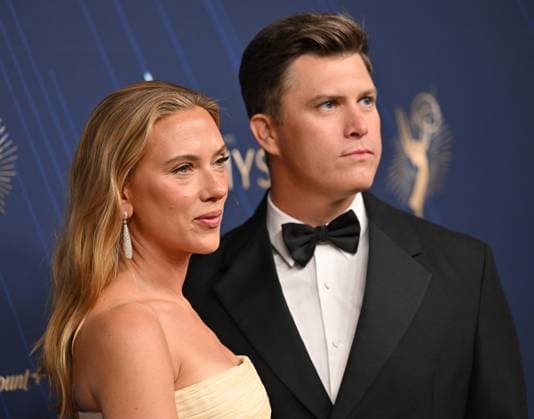 (L-R) Colin Jost and Scarlett Johansson arrive for the 77th annual Primetime Emmy Awards at the Peacock Theater in Los Angeles on Sunday, September 14, 2025.  LAP2025091450 CHISxCHEW
