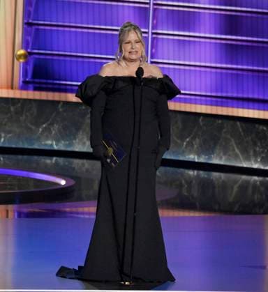 Jennifer Coolidge presents an award at the 77th annual Primetime Emmy Awards at the Peacock Theater in Los Angeles on Sunday, September 14, 2025.  LAP20250914701 JIMxRUYMEN