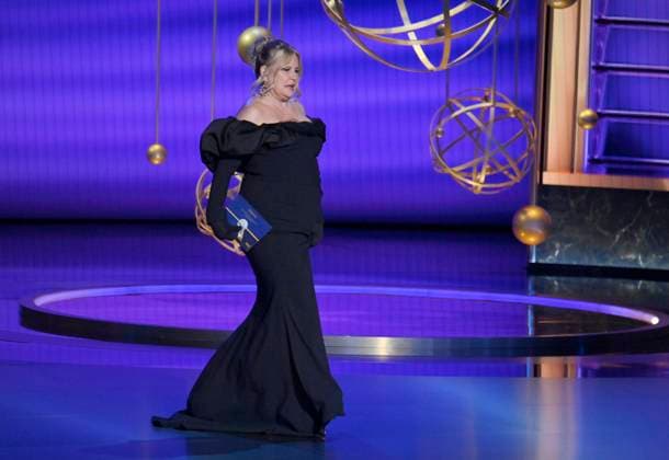 Jennifer Coolidge presents an award at the 77th annual Primetime Emmy Awards at the Peacock Theater in Los Angeles on Sunday, September 14, 2025.  LAP20250914702 JIMxRUYMEN
