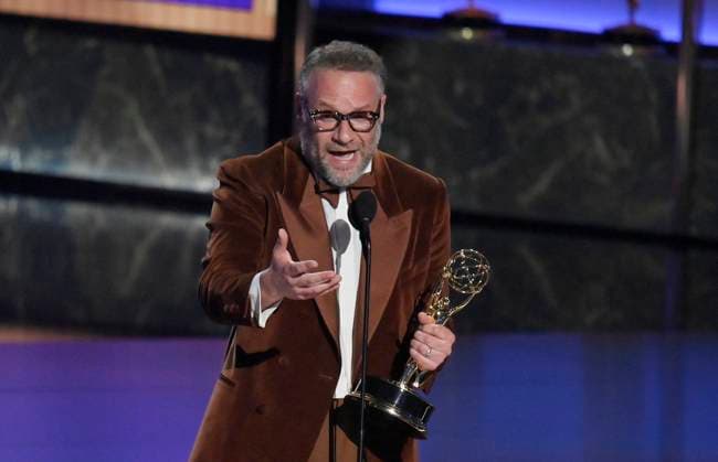 Actor Seth Rogen holds the Outstanding Lead Actor in a Comedy Series award for The Studio at the 77th annual Primetime Emmy Awards at the Peacock Theater in Los Angeles on Sunday, September 14, 2025.  LAP20250914712 JIMxRUYMEN