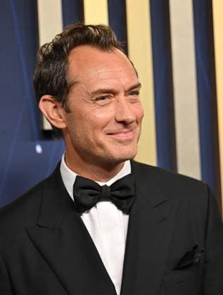 Jude Law arrives for the 77th annual Primetime Emmy Awards at the Peacock Theater in Los Angeles on Sunday, September 14, 2025.  LAP20250914109 CHISxCHEW