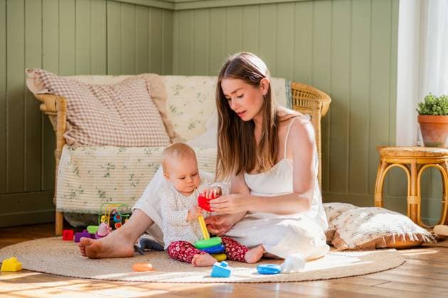 Mom and baby play with educational toy on the floor. Saint Petersburg, Saint Petersburg, Russia CR_YFCG250912-1830455-01 ,model released, Symbolfoto