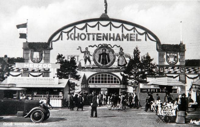 München, 190. Oktoberfest vom 20. September bis 5. Oktober 2025. Wegen Krieg, Cholera, Inflation und COVID-19-Pandemie ist das Fest 25 Mal seit 1810 ausgefallen. Geschichte, historisch, historisches Foto: Bierzelt Schottenhamel 1930 *** Munich, 190 Oktoberfest from September 20 to October 5, 2025 Due to war, cholera, inflation and the COVID 19 pandemic, the festival has been canceled 25 times since 1810 History, historical, historical photo Beer tent Schottenhamel 1930 Copyright: xHeinzxGebhardtx
