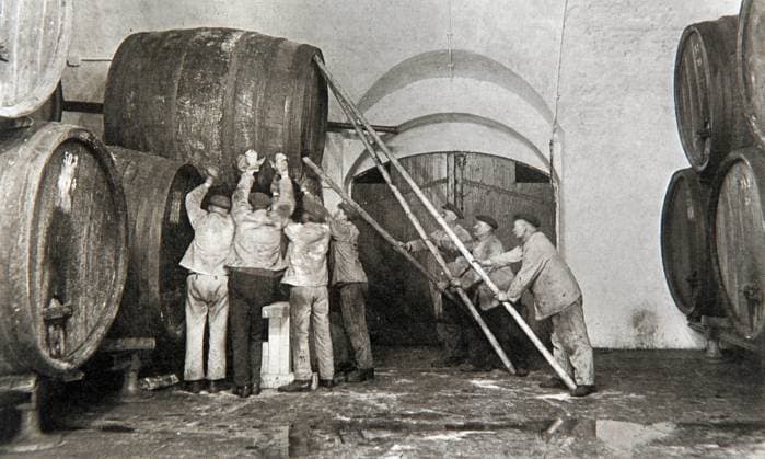 München, 190. Oktoberfest vom 20. September bis 5. Oktober 2025. Wegen Krieg, Cholera, Inflation und COVID-19-Pandemie ist das Fest 25 Mal seit 1810 ausgefallen. Geschichte, historisch, historisches Foto: Paulaner-Brauerei, Bierfass für Oktoberfest-Bier 1890 *** Munich, 190 Oktoberfest from September 20 to October 5, 2025 Due to war, cholera, inflation and COVID 19 pandemic, the festival has been canceled 25 times since 1810 History, historical, historical photo Paulaner brewery, beer barrel for Oktoberfest beer 1890 Copyright: xHeinzxGebhardtx