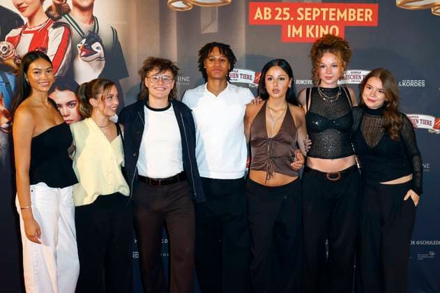 Charlotte Hagenbucher, Luzie Nadjafi, Jakob Weingärtner, Noel Diop, Deniz Akyüz, Emmylou Nensel und Phillis Lara Lau bei der Premiere des Kinofilms Die Schule der magischen Tiere 4 in der Lichtburg. Essen, 14.09.2025