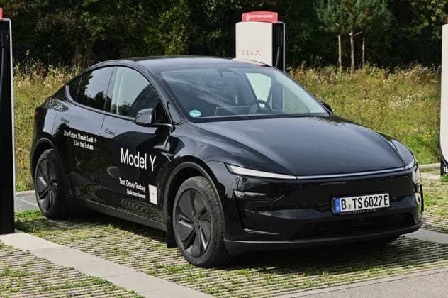 Motorworld Mobility Days ist Kooperationspartner der IAA Mobility 2025. Mehrere Tage fanden während der Internationalen Automobil-Ausstellung Veranstaltungen und Ausstellungen in München-Freimann statt. Foto: Tesla Model Y vor einem Elektro-Charger bzw einer E-Ladesäule