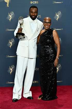 Tramell Tillman mit dem Emmy für den besten Nebendarsteller in der Drama-Serie Severance und seiner Mutter beim Preisträger-Photocall der 77. Primetime Emmy Awards 2025 im Peacock Theater. Los Angeles, 14.09.2025