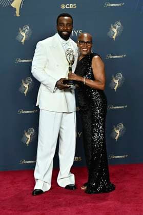 Tramell Tillman mit dem Emmy für den besten Nebendarsteller in der Drama-Serie Severance und seiner Mutter beim Preisträger-Photocall der 77. Primetime Emmy Awards 2025 im Peacock Theater. Los Angeles, 14.09.2025